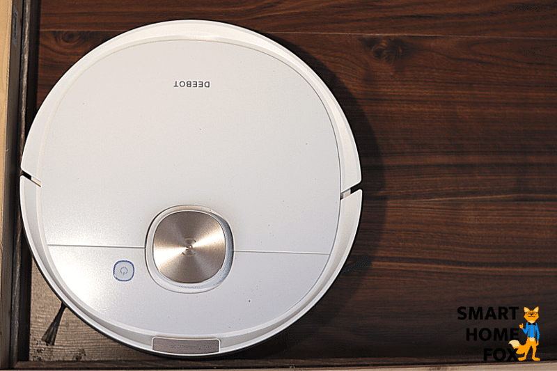 Ecovacs Deebot OZMO T8 reinigt in einer Ecke